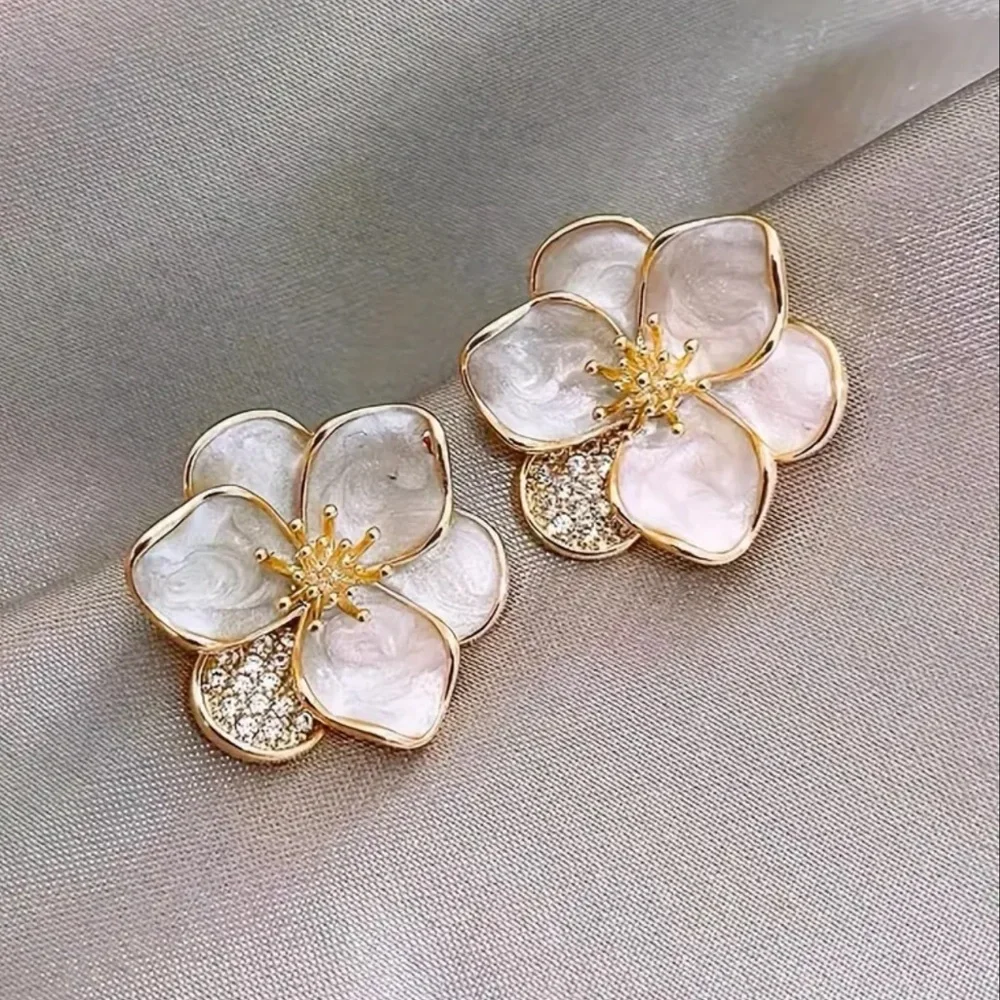 🌸GoldTone Polychrome White Hibiscus Flower Post Back Earrings